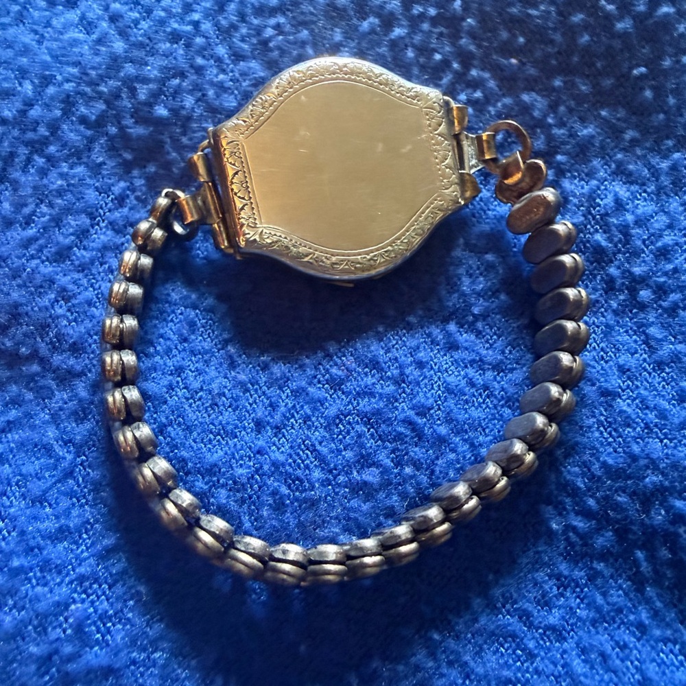 Elegant Vintage Silver Casing and band - sterling silver base